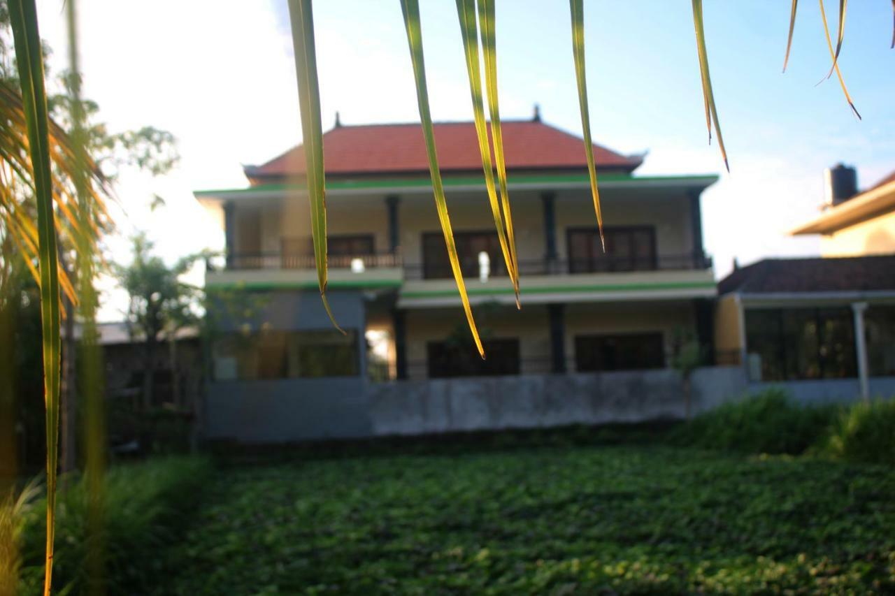 Dayuh Homestay Amed Exterior foto